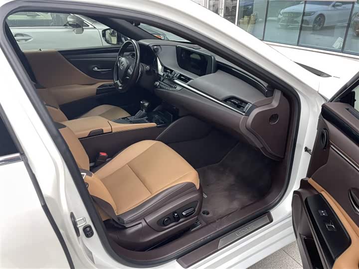 Фото 4 - Lexus ES