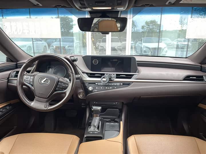 Фото 5 - Lexus ES