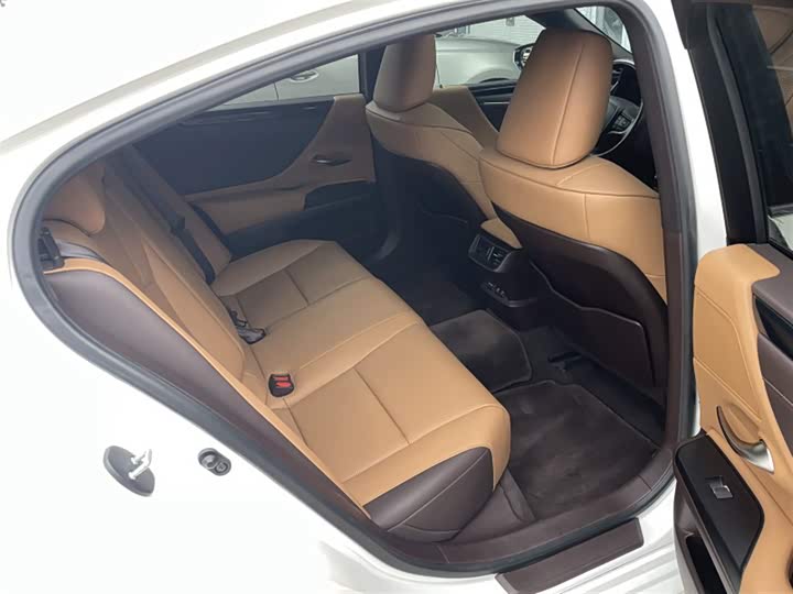 Фото 6 - Lexus ES