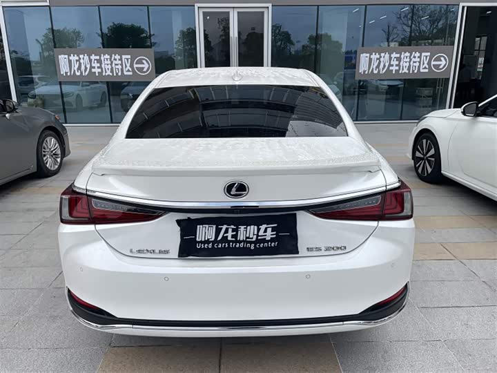 Фото 7 - Lexus ES