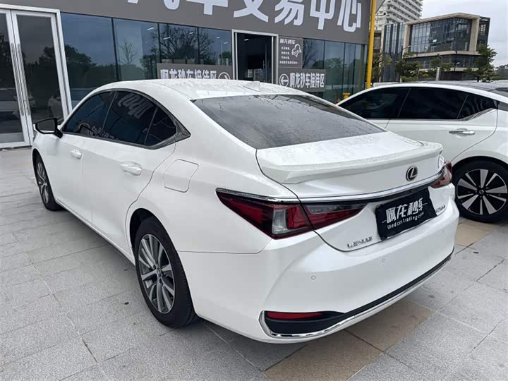 Фото 8 - Lexus ES