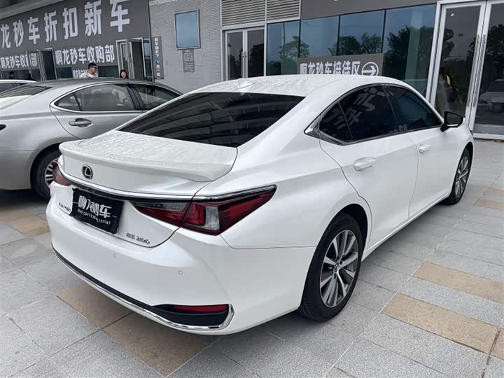 Фото 9 - Lexus ES