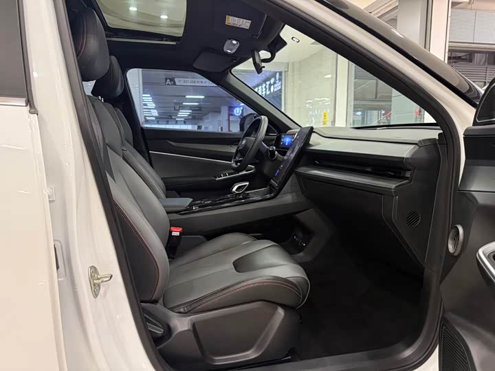 Фото 8 - Geely Atlas