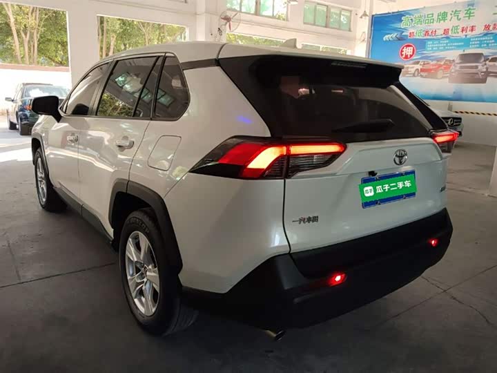 Фото 5 - Toyota RAV4