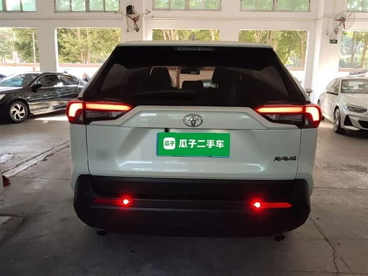 Фото 6 - Toyota RAV4