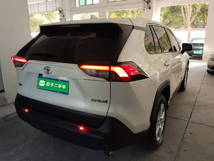 Фото 7 - Toyota RAV4