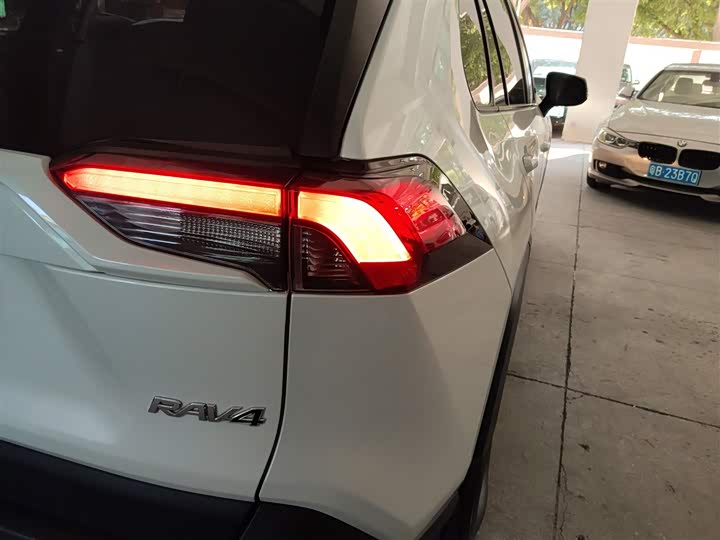 Фото 8 - Toyota RAV4