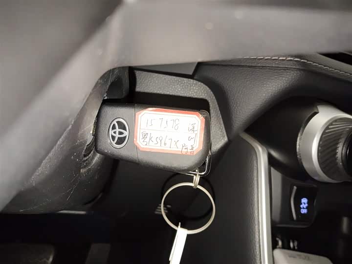 Фото 9 - Toyota RAV4