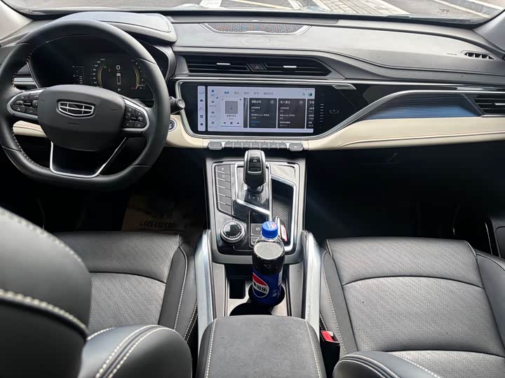 Фото 8 - Geely Atlas