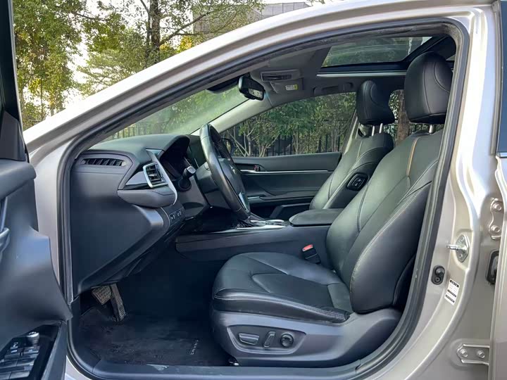 Фото 4 - Toyota Camry