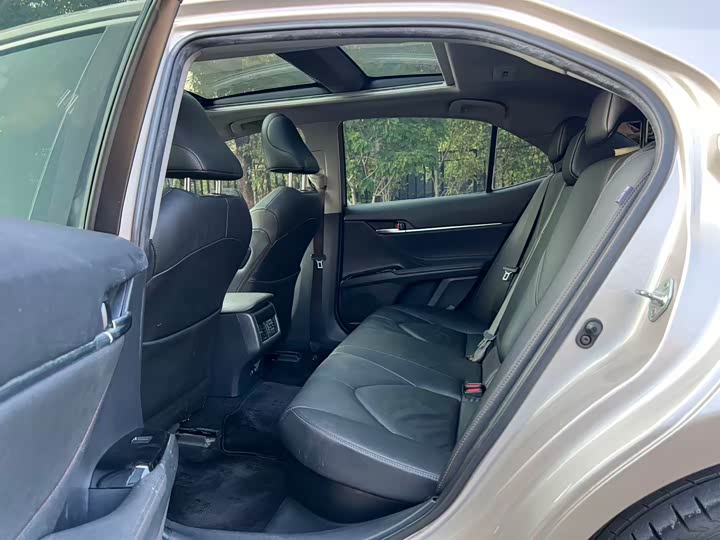 Фото 6 - Toyota Camry