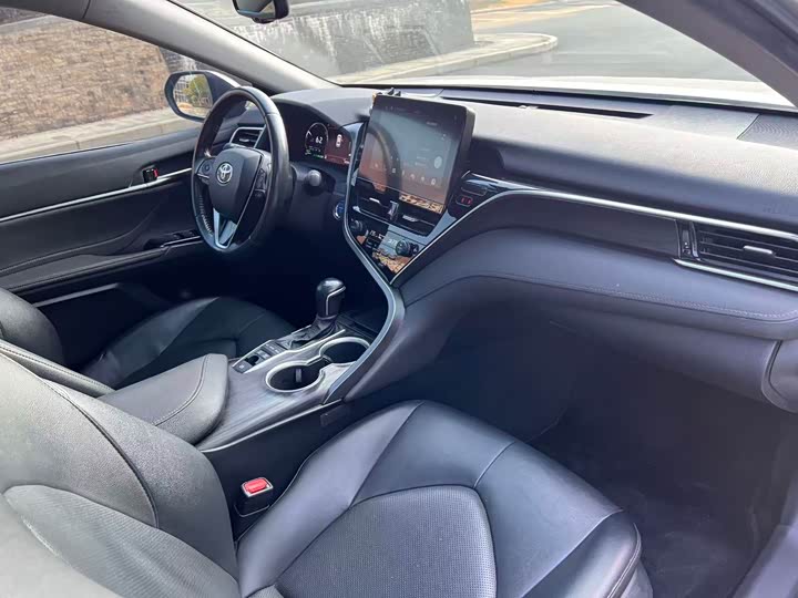 Фото 8 - Toyota Camry