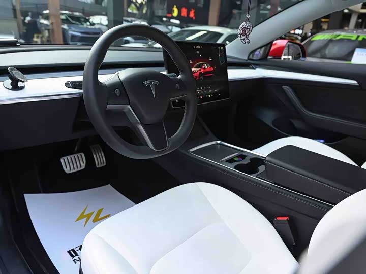 Фото 6 - Tesla Model 3