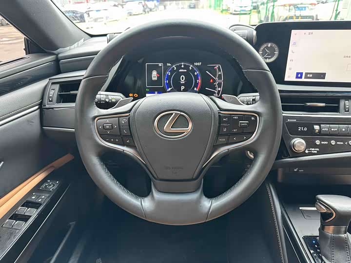 Фото 8 - Lexus ES