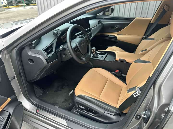 Фото 9 - Lexus ES