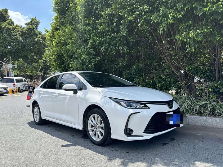 Фото 2 - Toyota Corolla