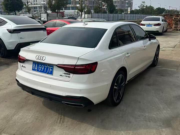 Фото 4 - Audi A4L