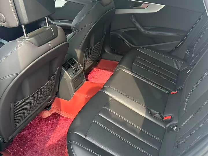 Фото 8 - Audi A4L