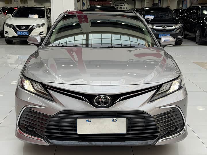 Фото 2 - Toyota Camry