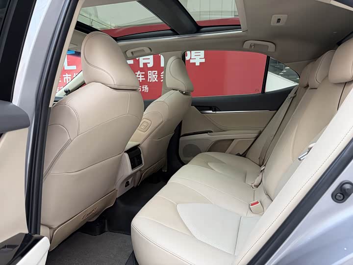 Фото 6 - Toyota Camry