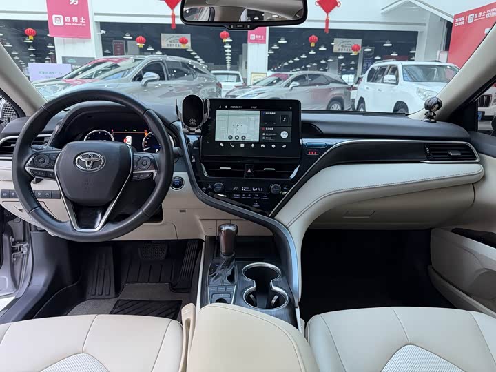 Фото 7 - Toyota Camry