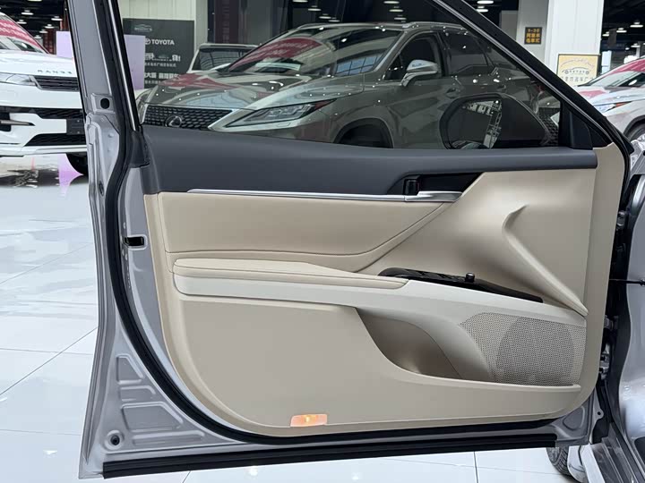 Фото 8 - Toyota Camry