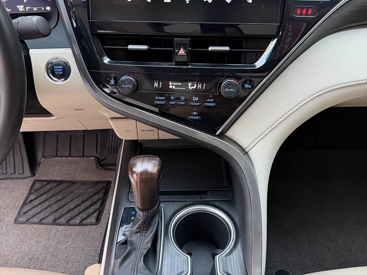 Фото 9 - Toyota Camry