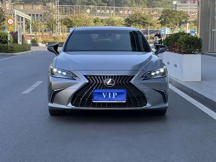 Фото 2 - Lexus ES