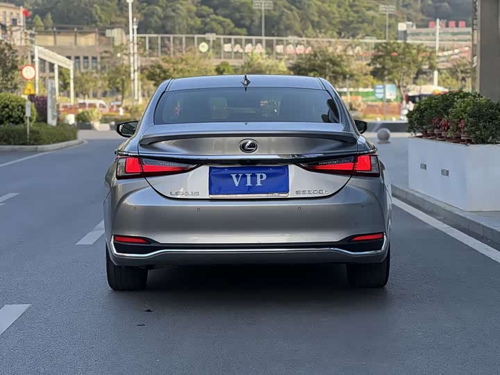 Фото 6 - Lexus ES