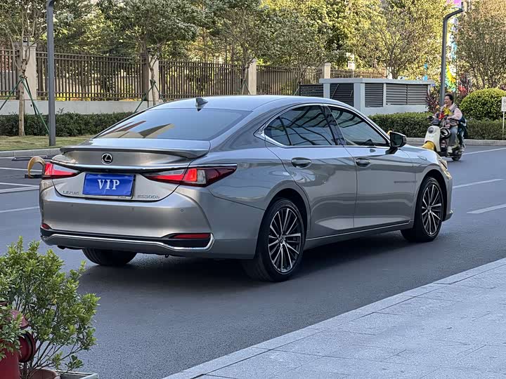 Фото 7 - Lexus ES