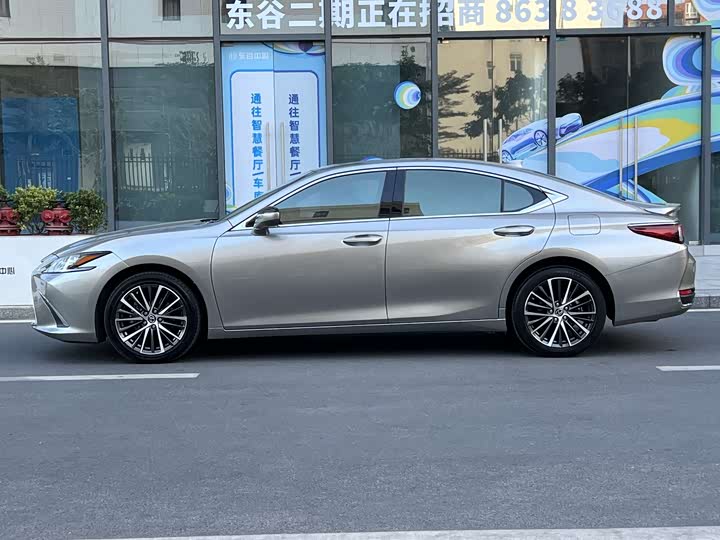 Фото 9 - Lexus ES