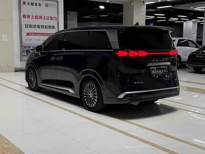 Фото 7 - Denza D9