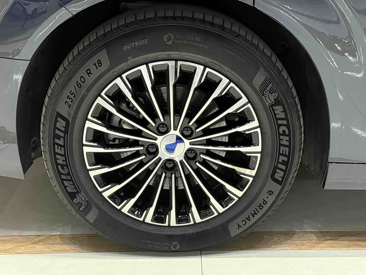 Фото 9 - Denza D9