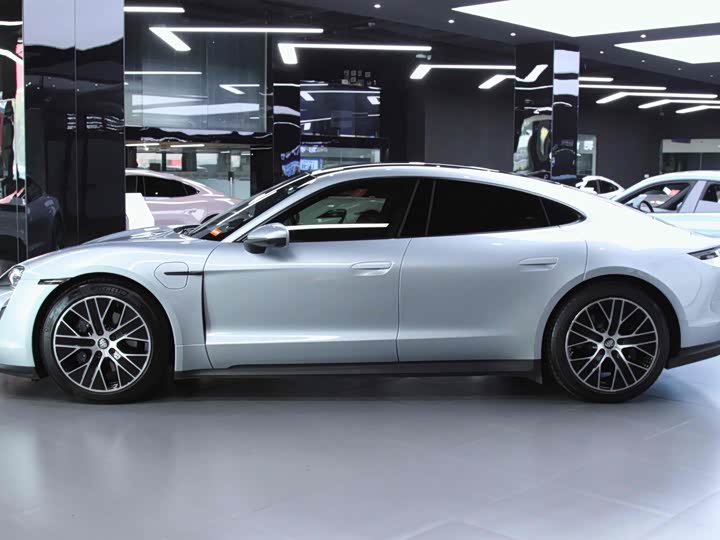 Фото 2 - Porsche Taycan