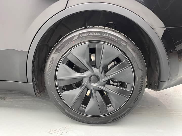 Фото 9 - Tesla Model Y