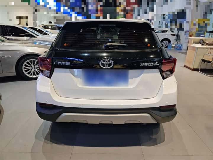 Фото 6 - Toyota Yaris L Hatchback