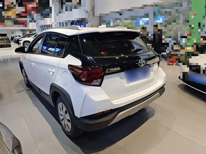 Фото 7 - Toyota Yaris L Hatchback