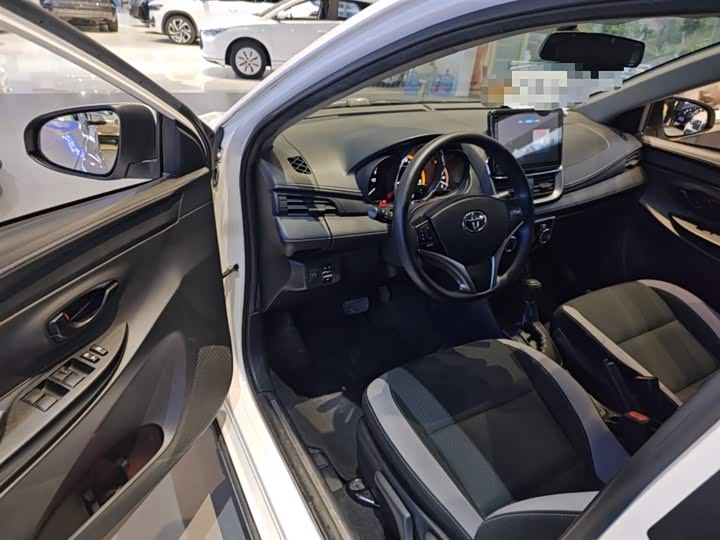 Фото 9 - Toyota Yaris L Hatchback