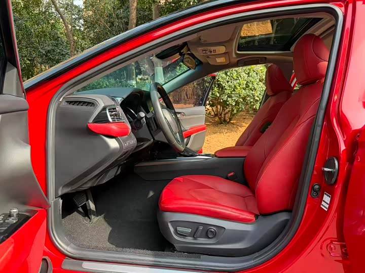 Фото 6 - Toyota Camry