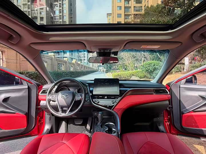 Фото 8 - Toyota Camry