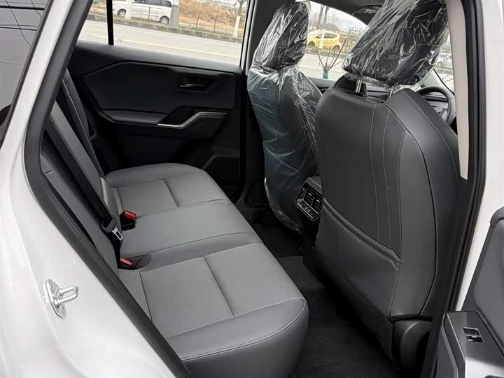 Фото 4 - Toyota RAV4