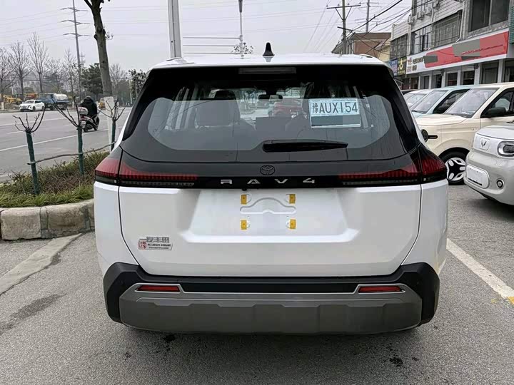 Фото 8 - Toyota RAV4