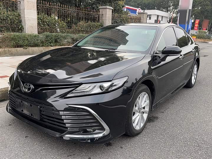 Фото 2 - Toyota Camry