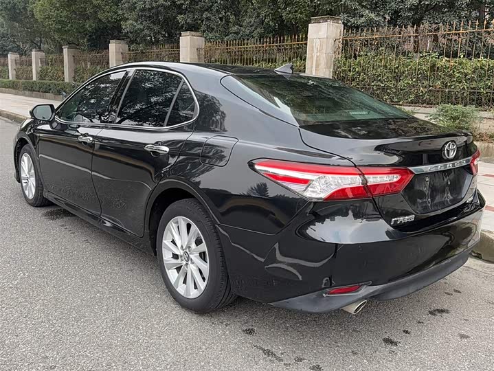 Фото 7 - Toyota Camry