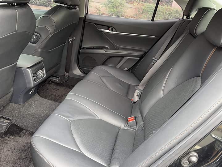 Фото 8 - Toyota Camry