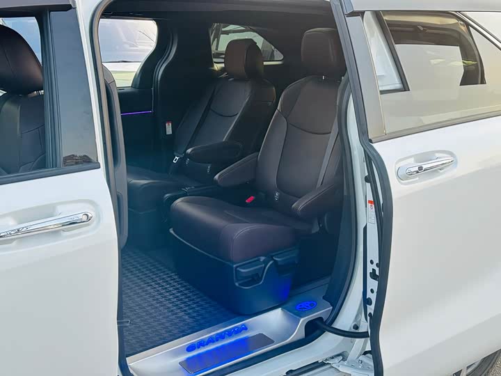 Фото 9 - Toyota Granvia