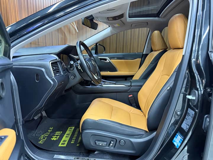 Фото 8 - Lexus RX