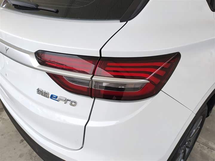 Фото 8 - Geely Coolray Hybrid