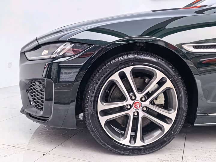 Фото 3 - Jaguar XE L