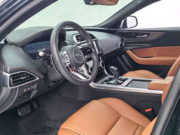 Фото 6 - Jaguar XE L